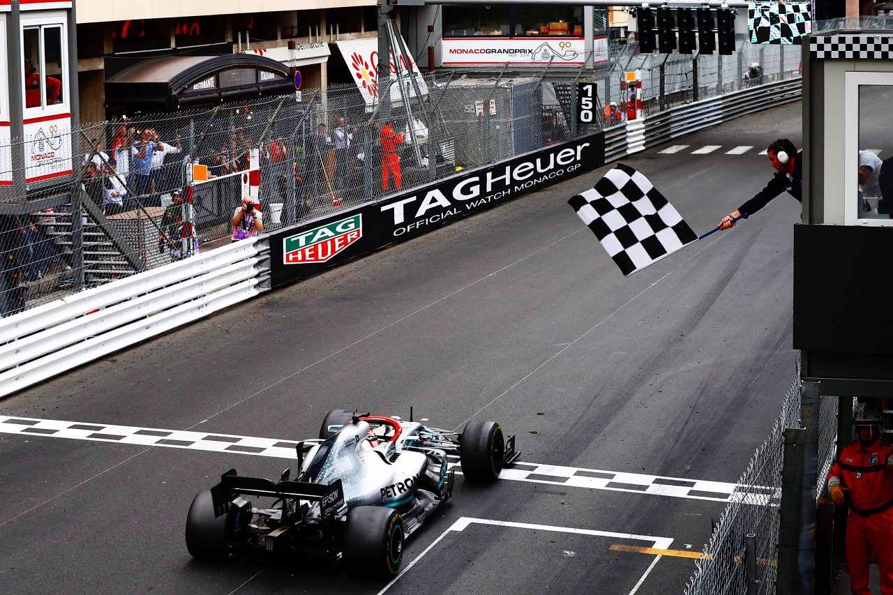 Hamilton gana en Mónaco bajo el acecho de Verstappen