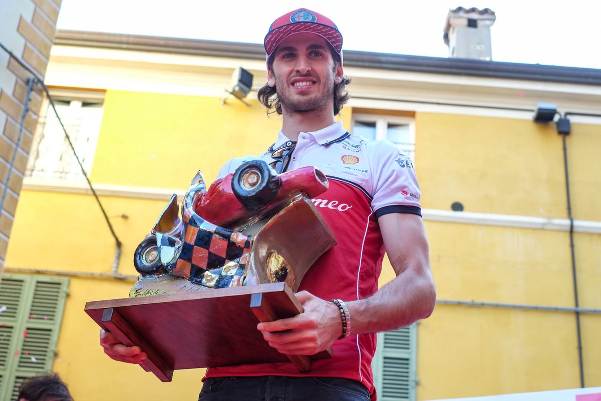 Antonio Giovinazzi entre laureles, por Nicolás Ianniccari.