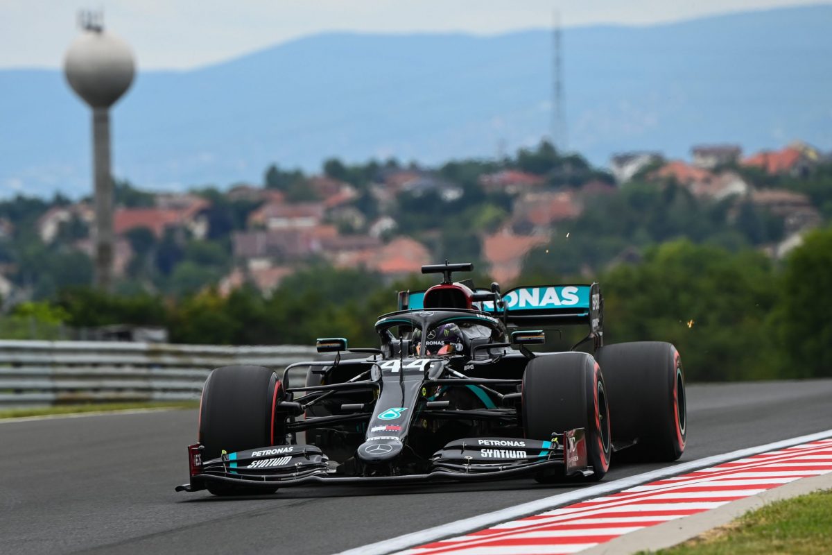 Lewis Hamilton lidera PL1 en Hungría