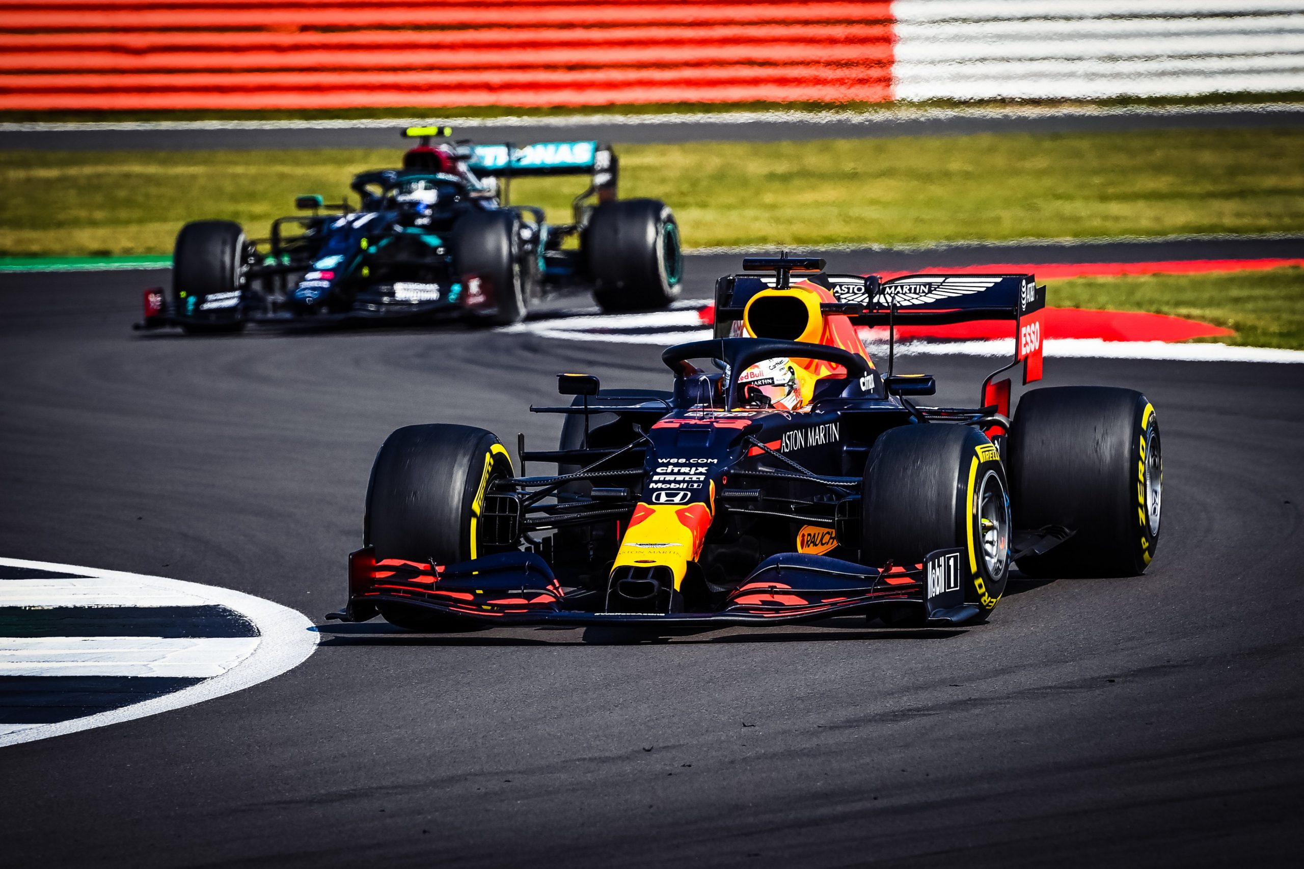 Max Verstappen, Lewis Hamilton- Foto Red Bull