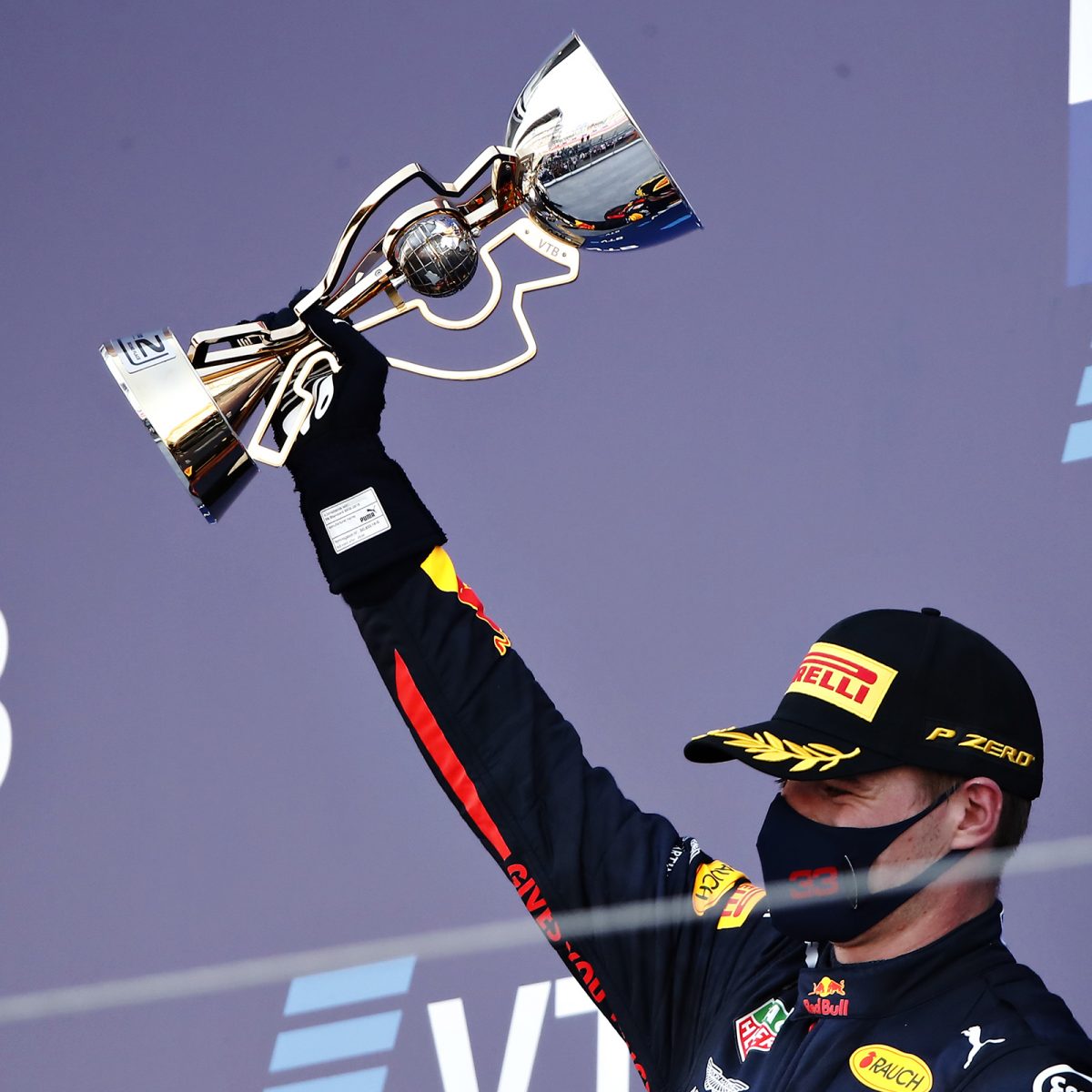 Verstappen contento de dividir a Mercedes en el podio de Rusia