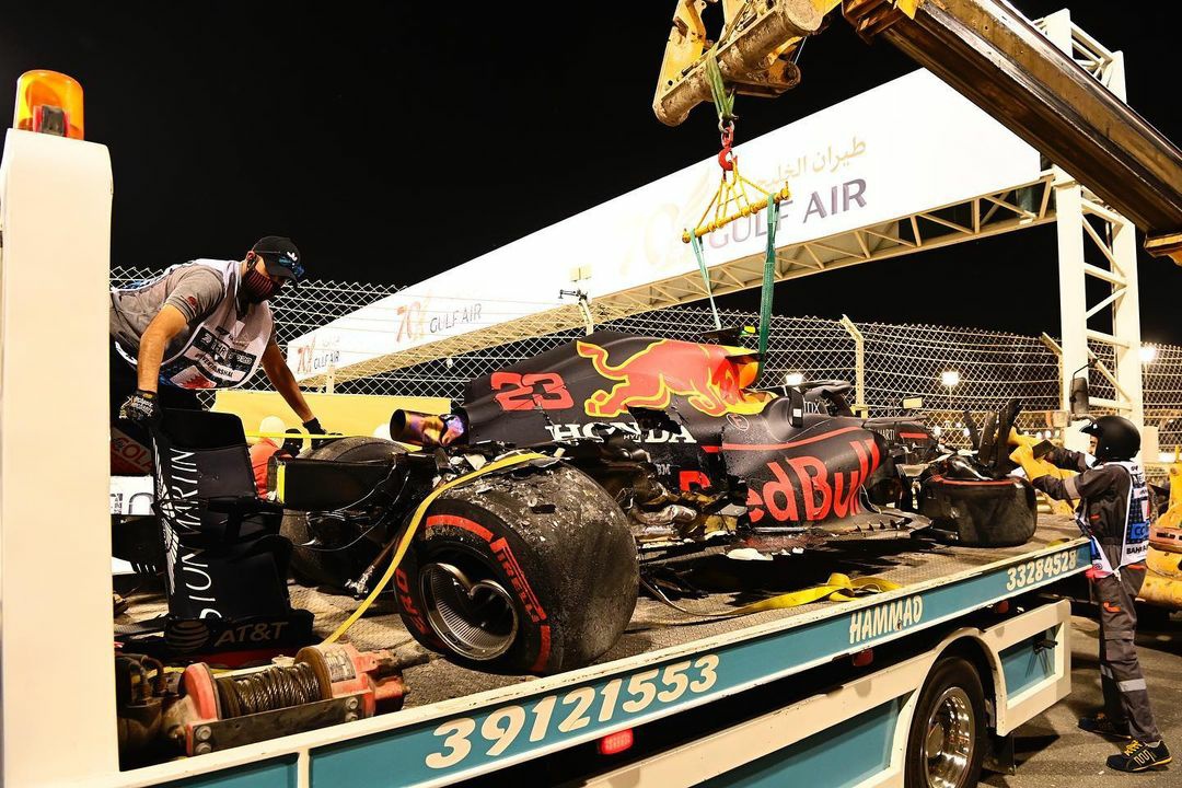 Alex Albon pierde el control y destruye el coche en PL2 de Barhein