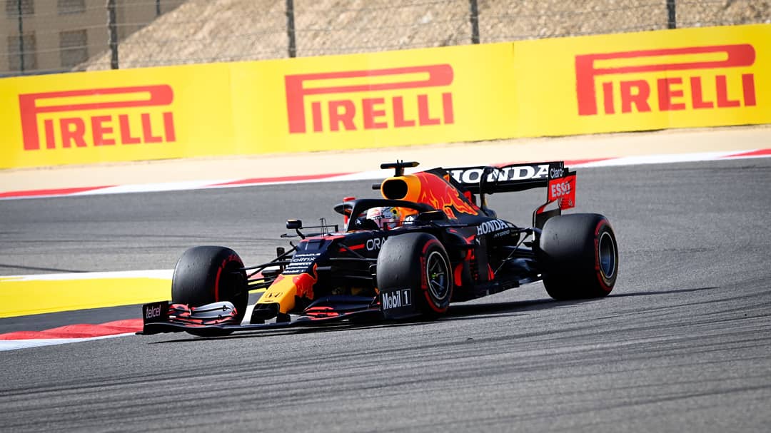 Verstappen inicia la temporada liderando la primera sesión en Bahrein