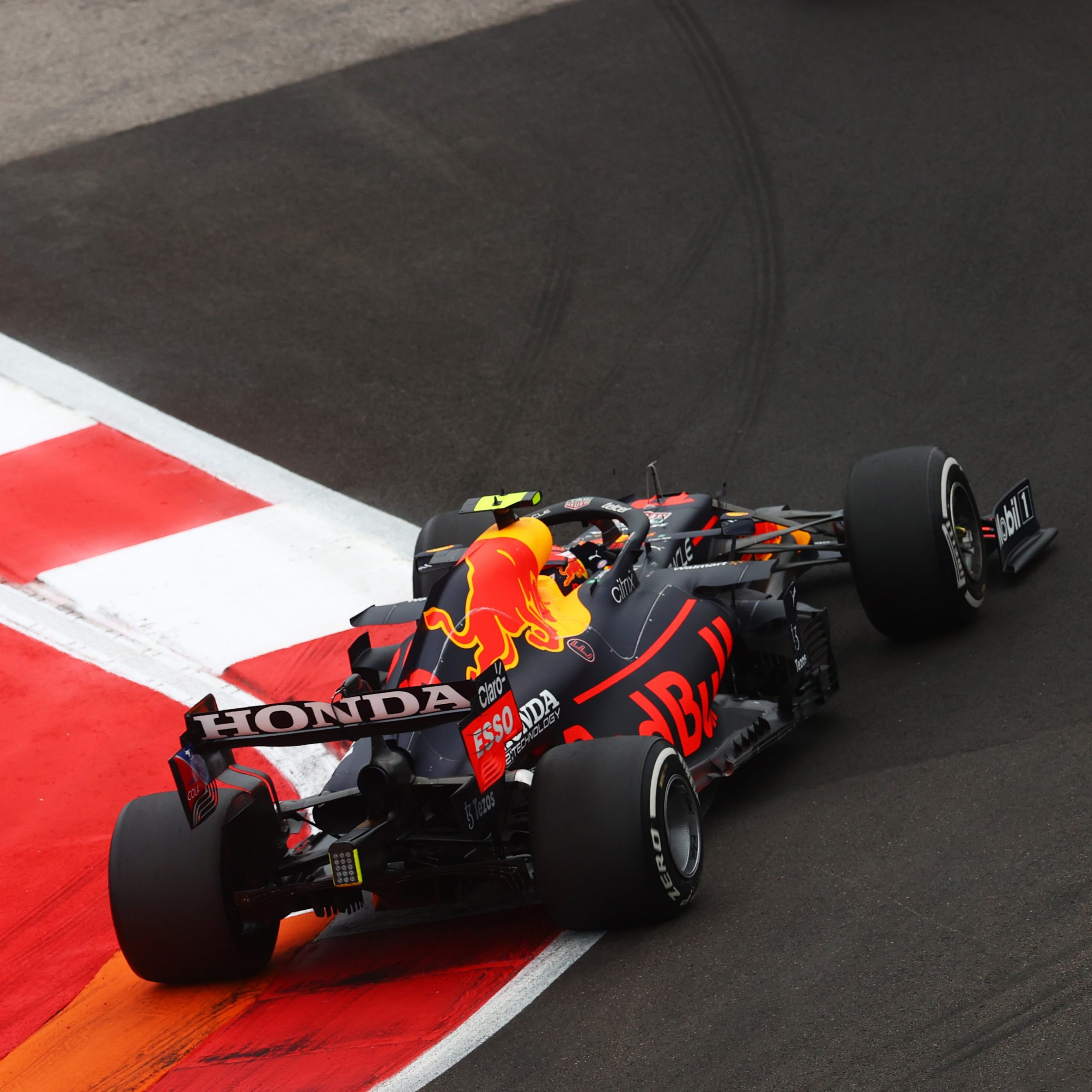 Pérez liderando el GP con los neumáticos duros/Foto Red Bull