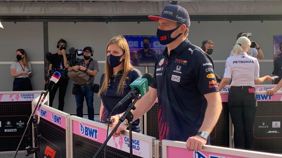 Verstappen atendiendo a la prensa.