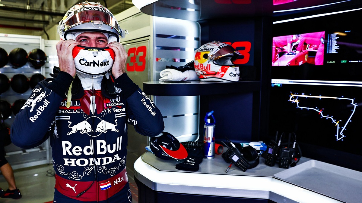 Max Verstappen preparándose para salir a pista. 