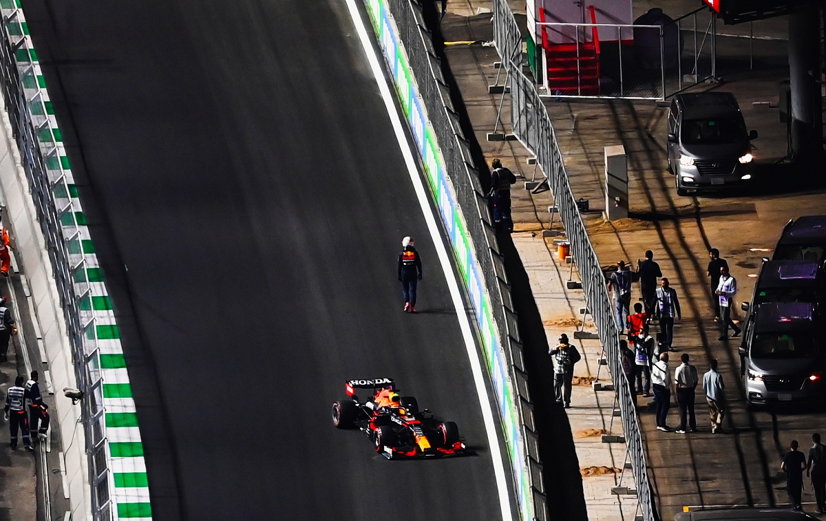 Verstappen se aleja de su RB16B luego de la colisión con el muro.