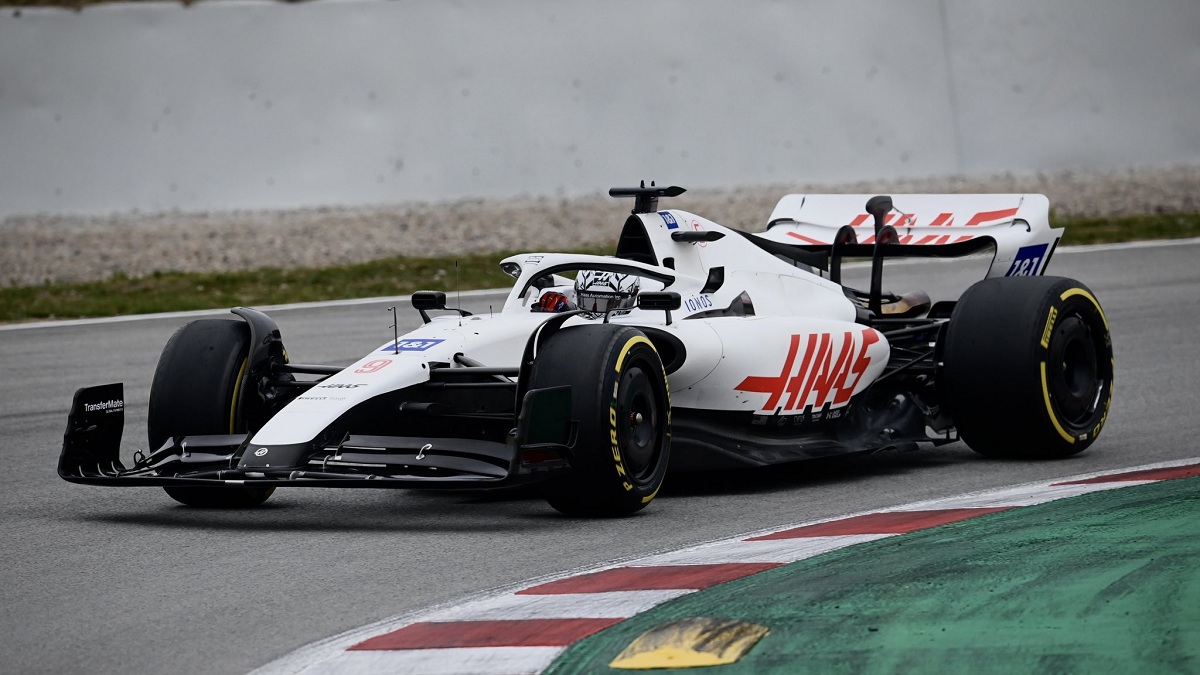 Mazepin girando en Montmelo con el VF22 "limpio" de todo vestigio de Uralki y los colores rusos. (Haas F1 Team)