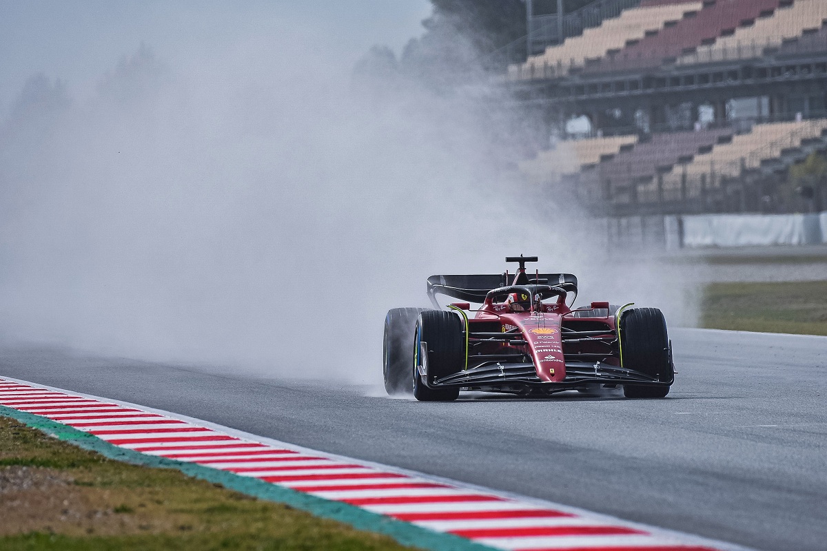 Sainz ensayando con piso húmedo el viernes por la tarde. (Scuderia Ferrari)