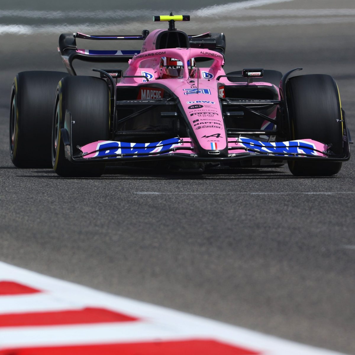 Ocon lidera la mañana del segundo día en Bahrein