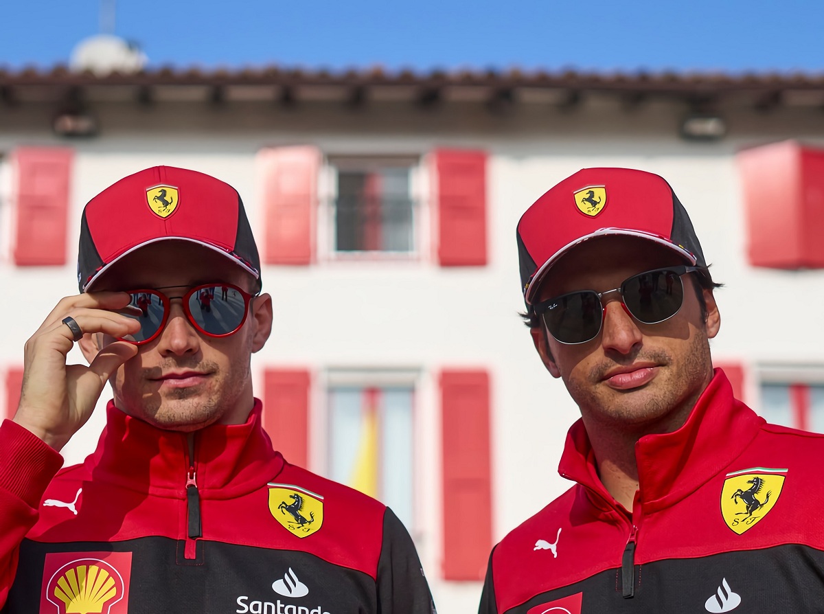 Leclerc y Sainz posan frente a la casa de Enzo Ferrari en Modena. (Scuderia Ferrari)