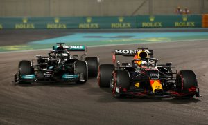 Verstappen supera a Hamilton en la última vuelta en Abu Dhabi. (Getty Images)