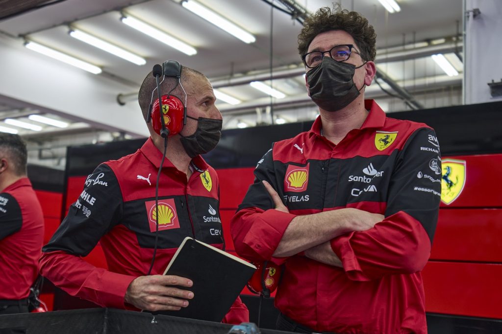 Binotto siguiendo atentamente el trabajo de sus pilotos. (Scuderia Ferrari)