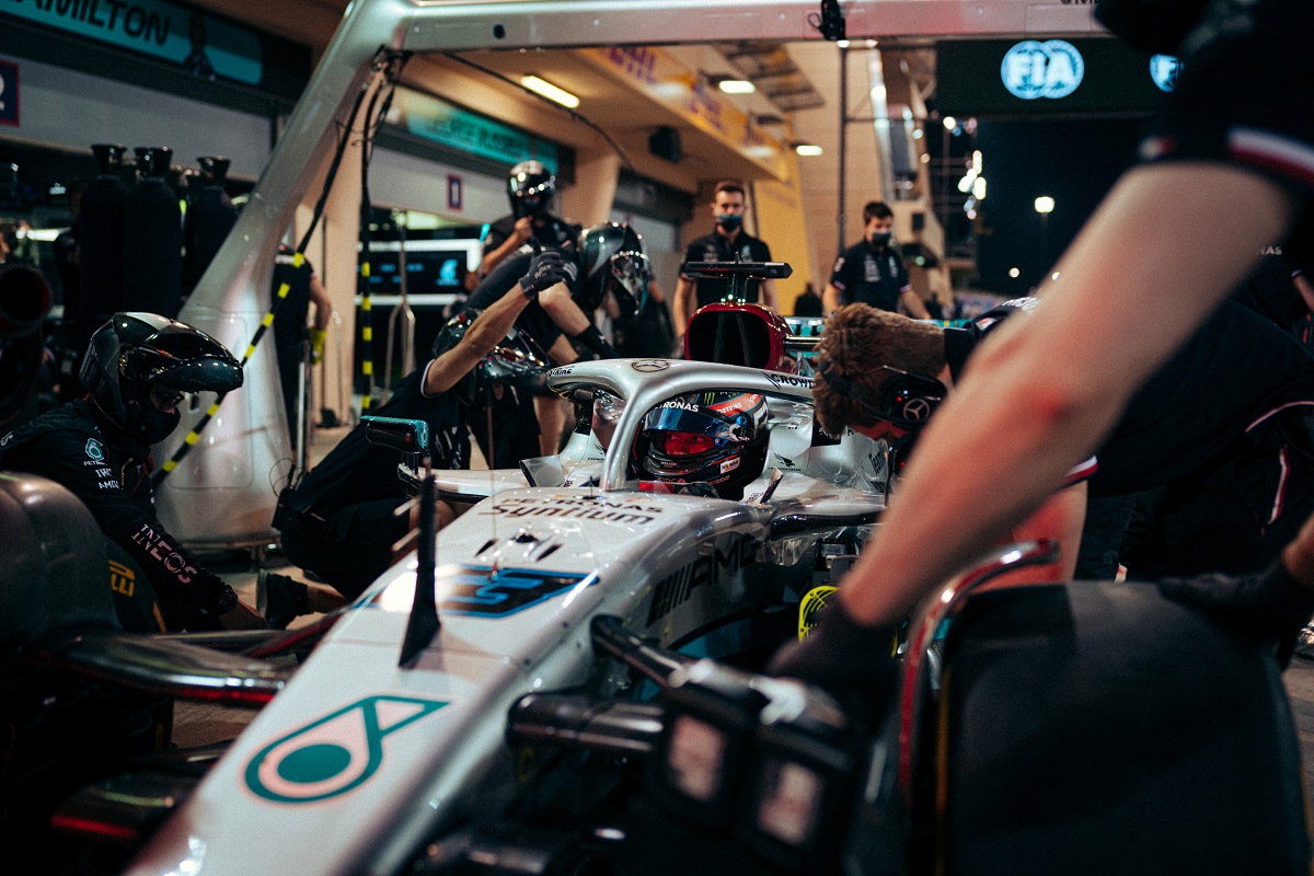 Russell en Boxes. (Mercedes-AMG PETRONAS F1 Team)