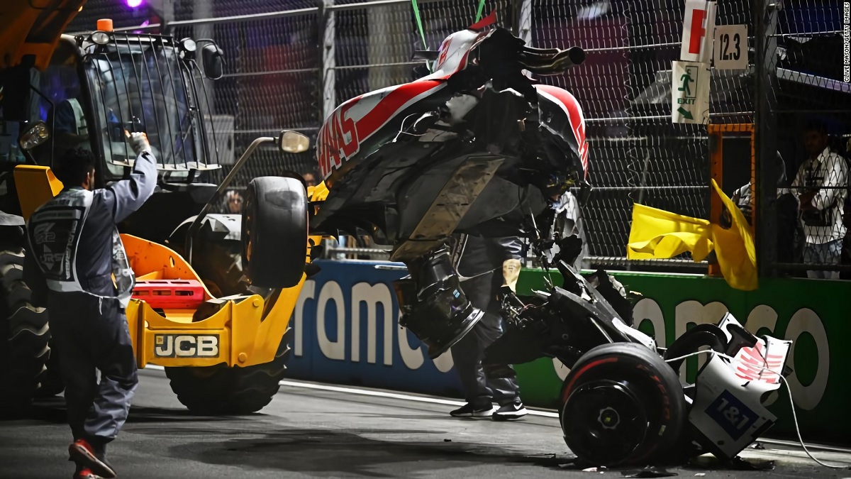 La grúa elevando el coche de Mick, en ese momento se partió el piso quedando la caja y el motor en el suelo. (Getty Images)