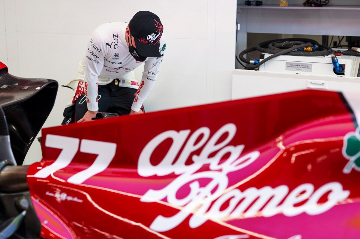 Valtteri Bottas osbserva su C42. (Alfa Romeo F1 Team ORLEN)