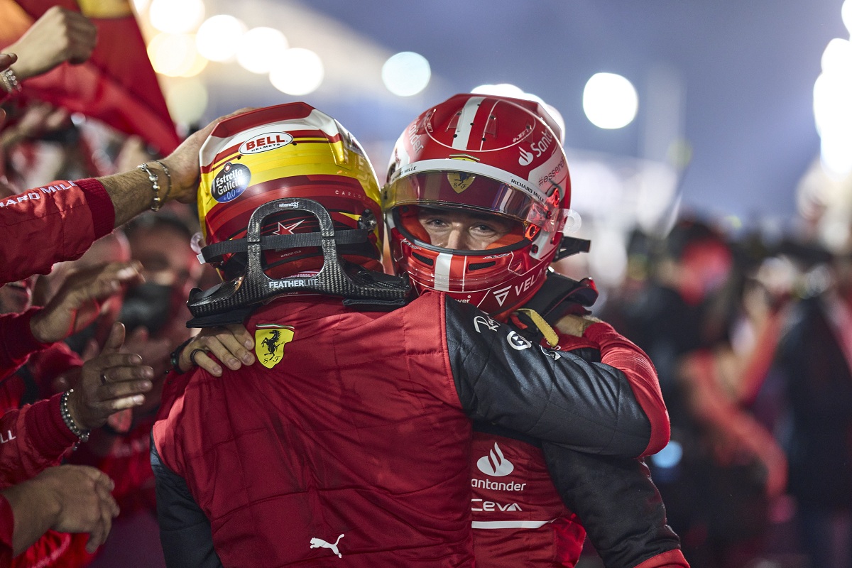 Sainz felicita a Leclerc. (Scuderia Ferrari)