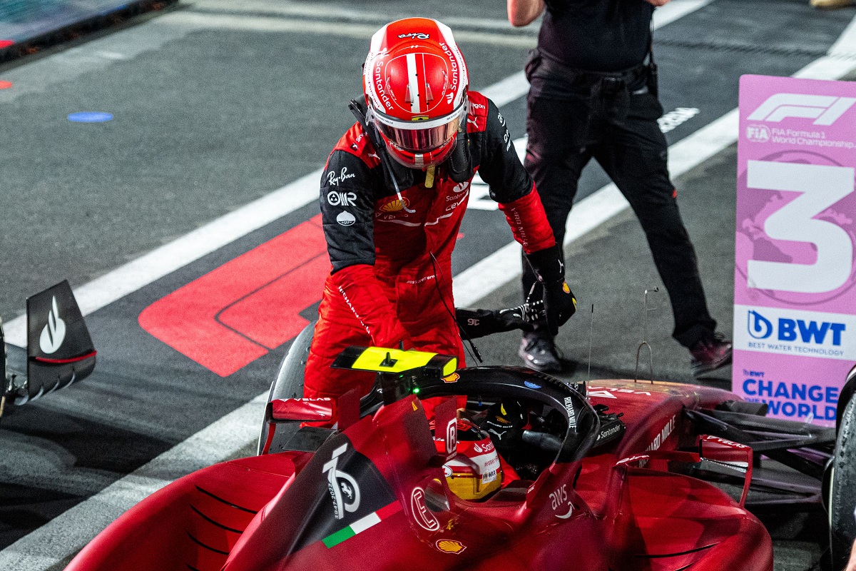 Leclerc felicita a Sainz, 2-3 del Cavallino. (Scuderia Ferrari)