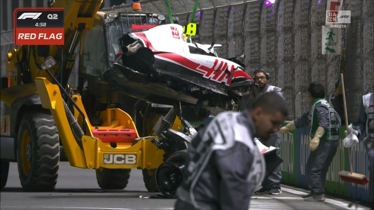 El Haas de Schumacher quedó destruido. (Imagen TV: DAZN / F1TV)