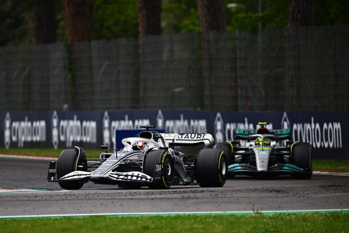 Gasly resiste el asedio de Hamilton. (Clive Mason / F1)