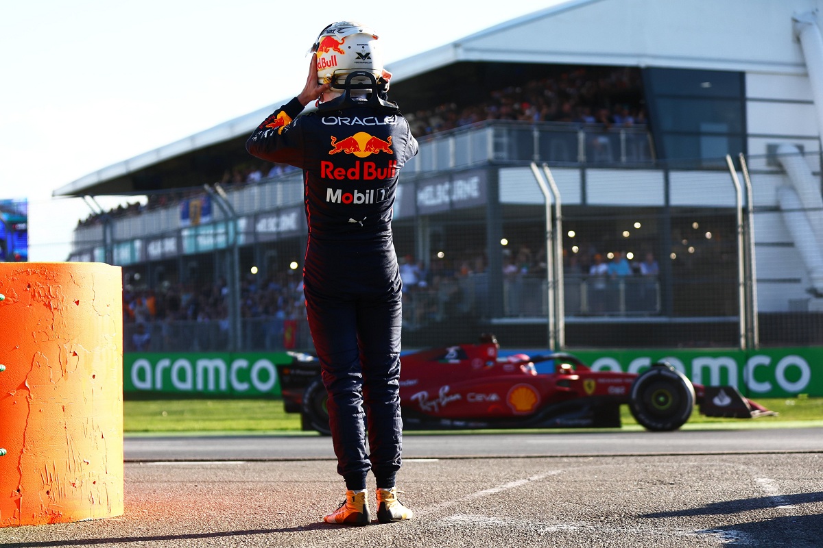 La foto del domingo. Verstappen abandona con Leclerc de fondo. (Mark Thompson)