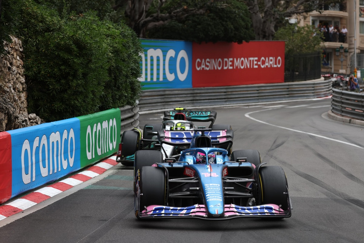 Alonso, con neumáticos desgastados, resiste al ataque de Hamilton; el español impuso el ritmo del medio pelotón en las últimas vueltas. (Glenn Dunbar)