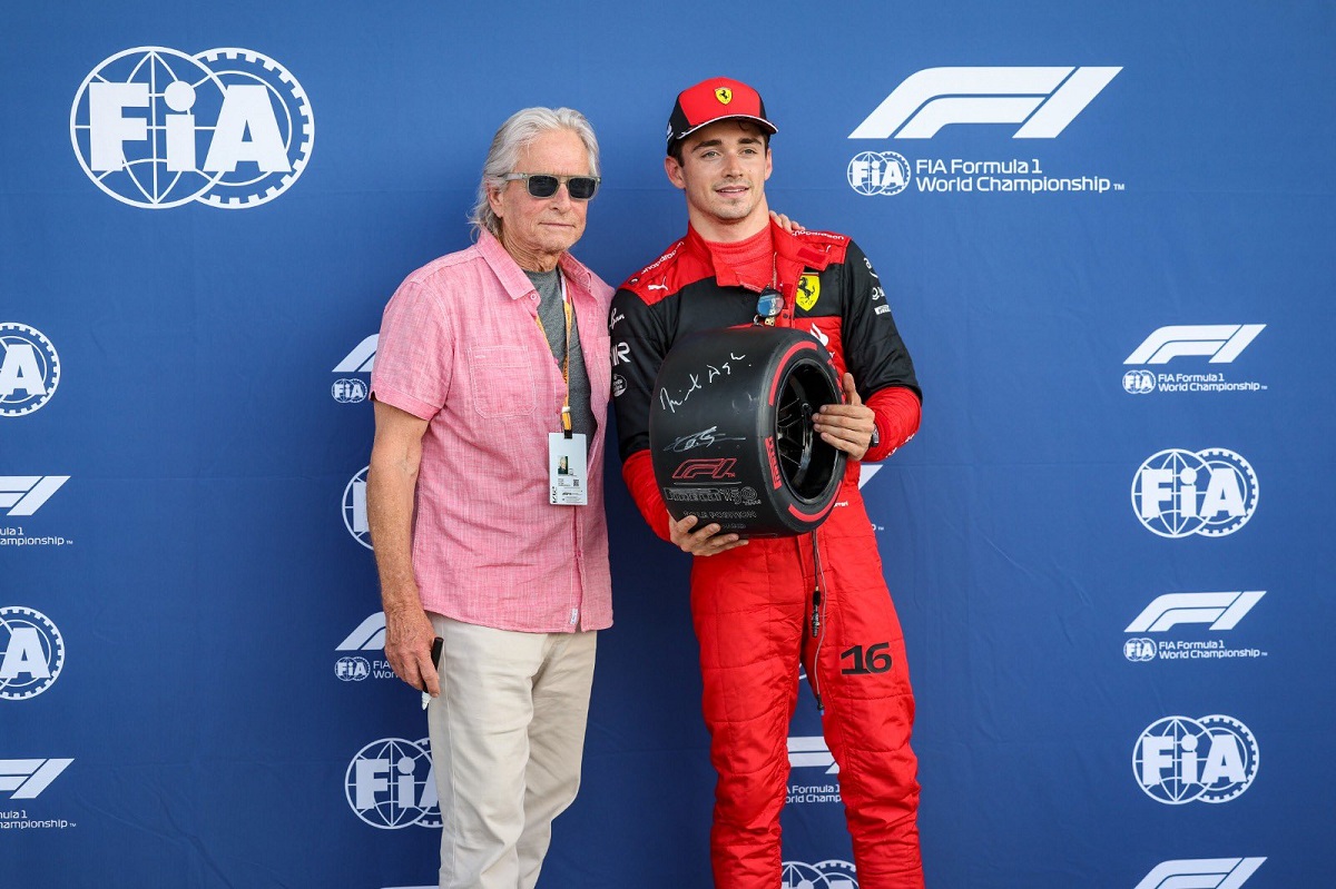 Leclerc recibe de manos del actor Michael Douglas el premio de Pirelli por la pole. (Twitter de Mohammed Ben Sulayem)