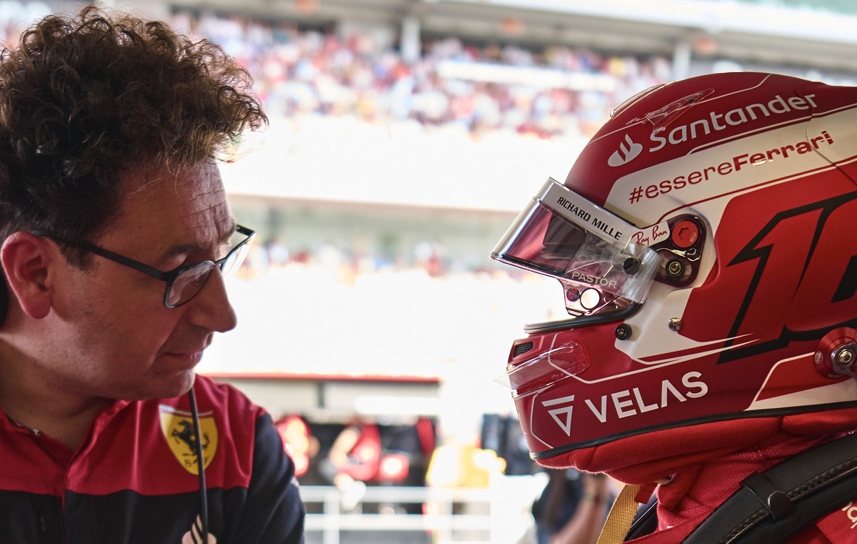 Mattia Binotto escucha a Leclerc. (Scuderia Ferrari)