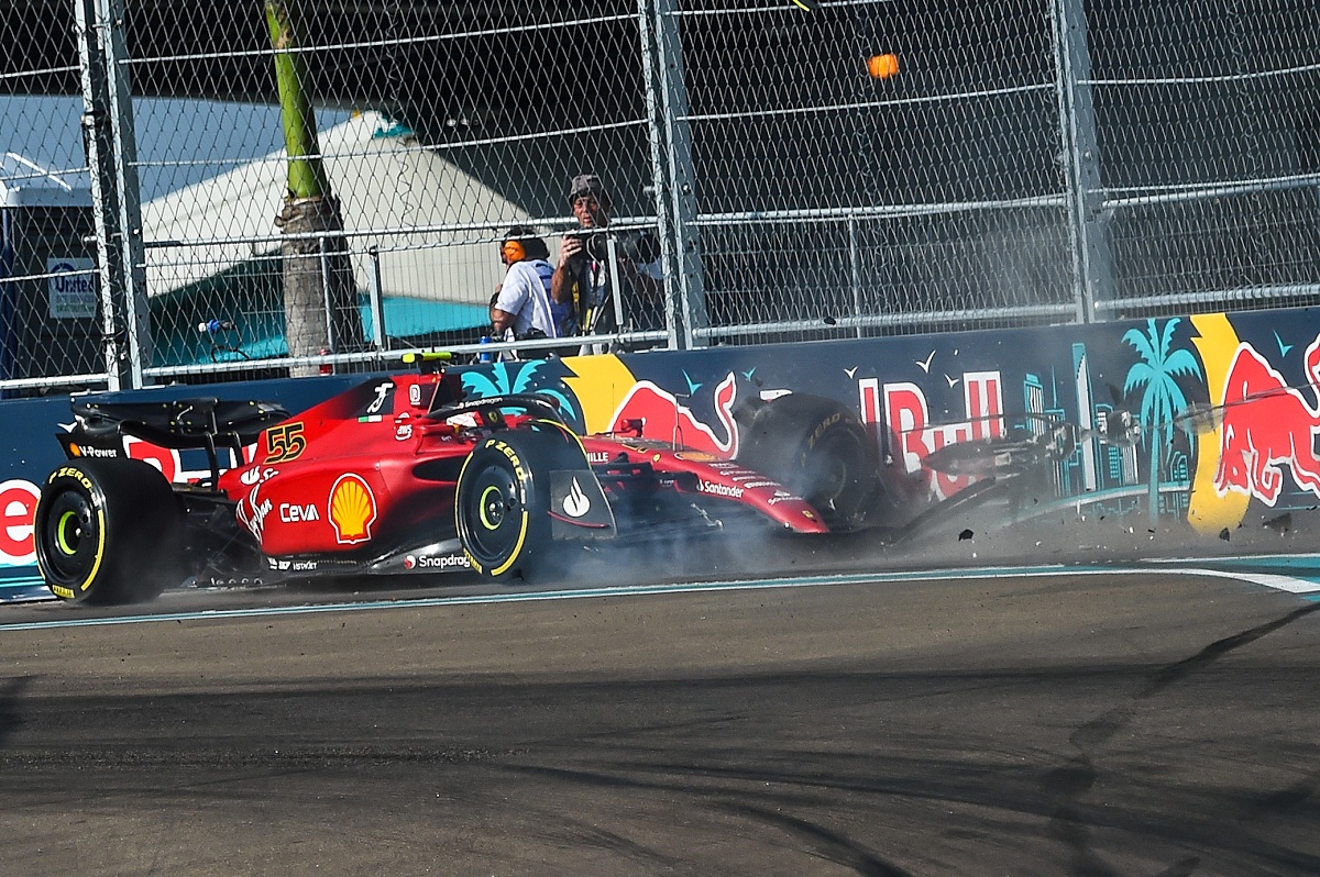 Sainz se estrella contra el muro. (Chandan Khanna / AFP)