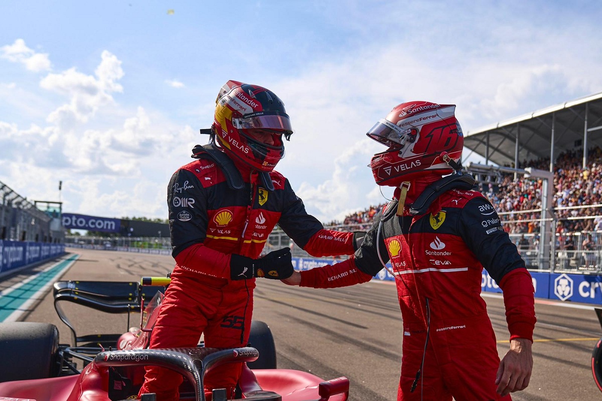 Sainz recibe el saludo de Leclerc tras la Qualy. (Scuderia Ferrari)