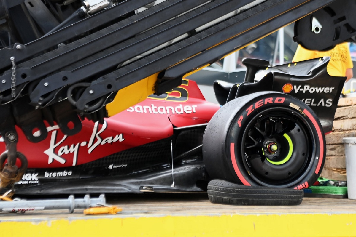 Los daños en la rueda trasera izquierda del coche de Sainz. (Mark Sutton)