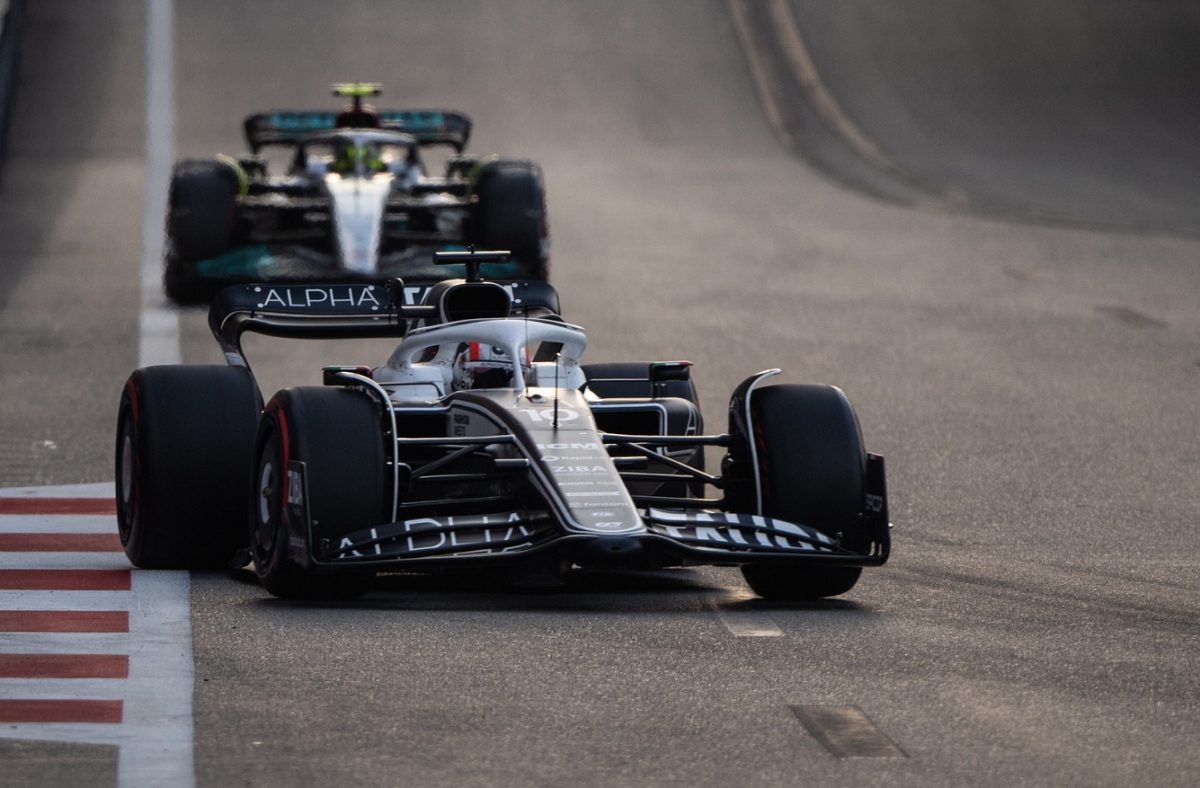 Gasly delante de Hamilton durante la Qualy, un anticipo de las posiciones finales. (Simon Galloway)