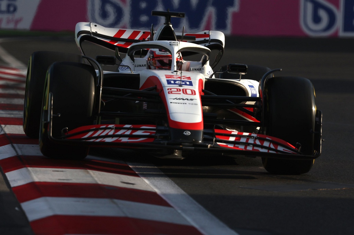 Magnussen retrocedió a P17 en PL2 luego de haber alcanzado P13 en el primer libre. (Haas F1 Team)