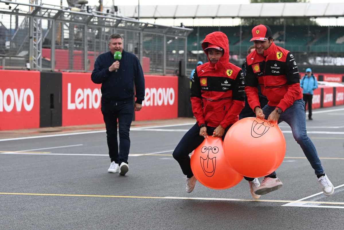 Un momento de diversión: Leclerc y Sainz en una carrera de globos en plena recta de Silverstone. (Mark Sutton)