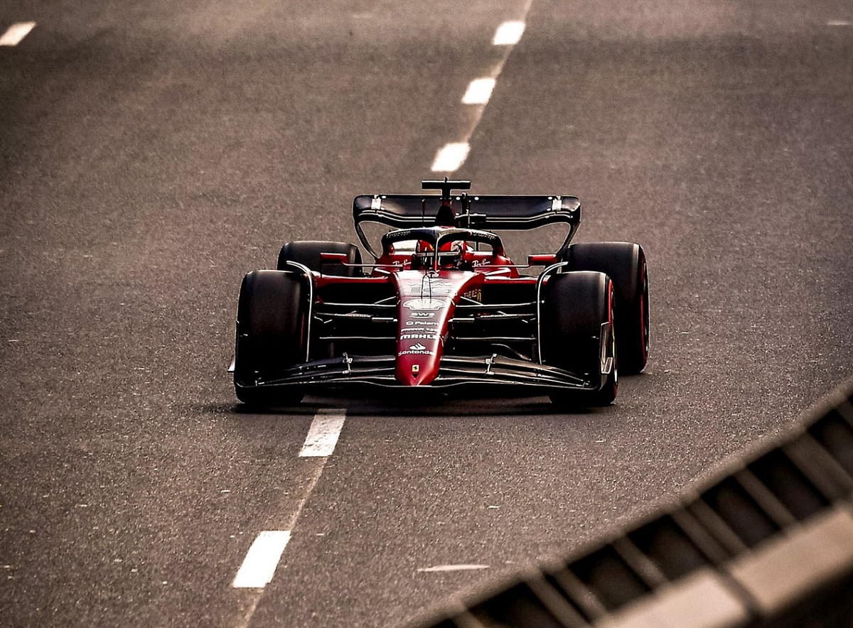 Charles Leclerc transitando las calles de Bakú. ( Twitter de Charles Leclerc / @Charles_Leclerc)