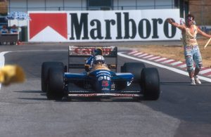 Mansell festejando el título en Hungría a bordo del FW14B. (Archivo / Motorsport Images)