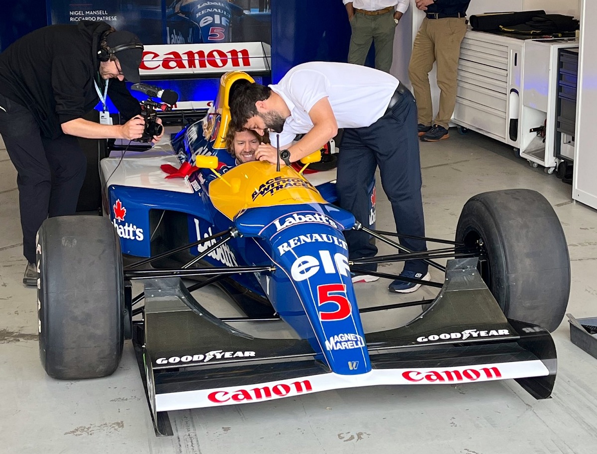 Vettel recibiendo instrucciones sobre los controles. (Lisa Höfer)