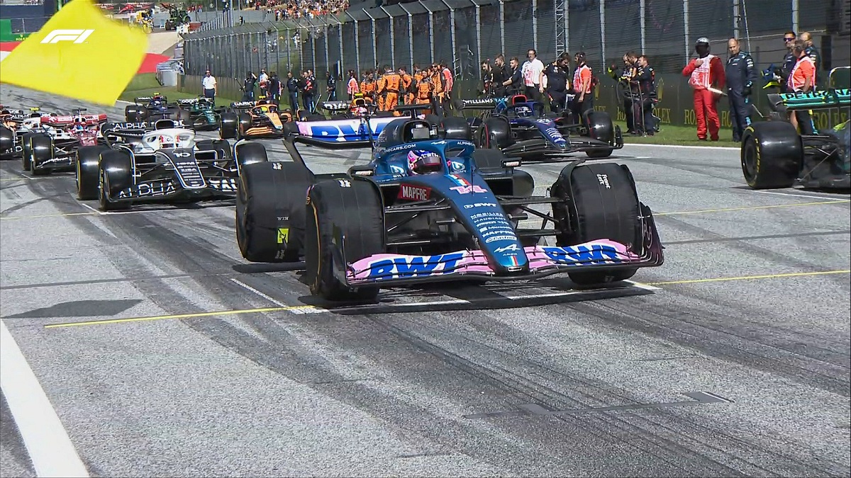 Flamea la bandera amarilla en el inicio de la vuelta previa, el auto de Alonso se apagó minutos antes de la orden de salida.  (Imagen TV: F1 TV)