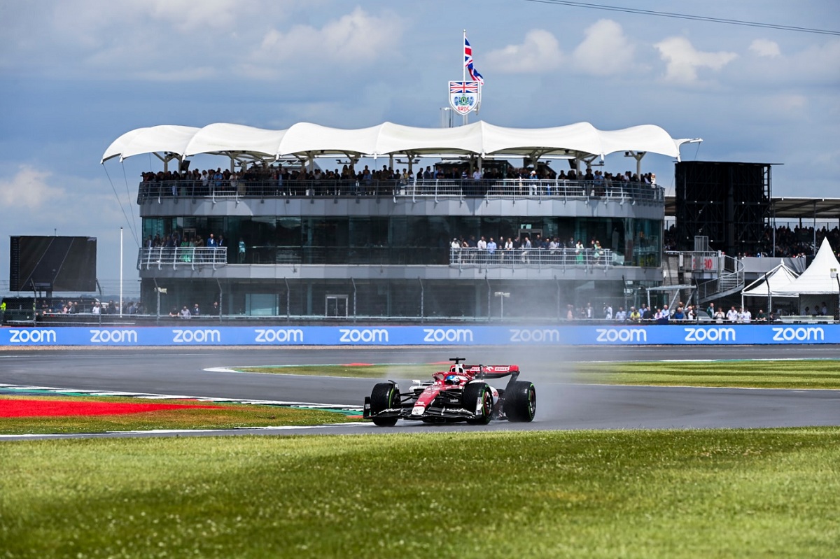 Bottas girando cuando comenzaba a secarse la pista. (Mark Sutton)