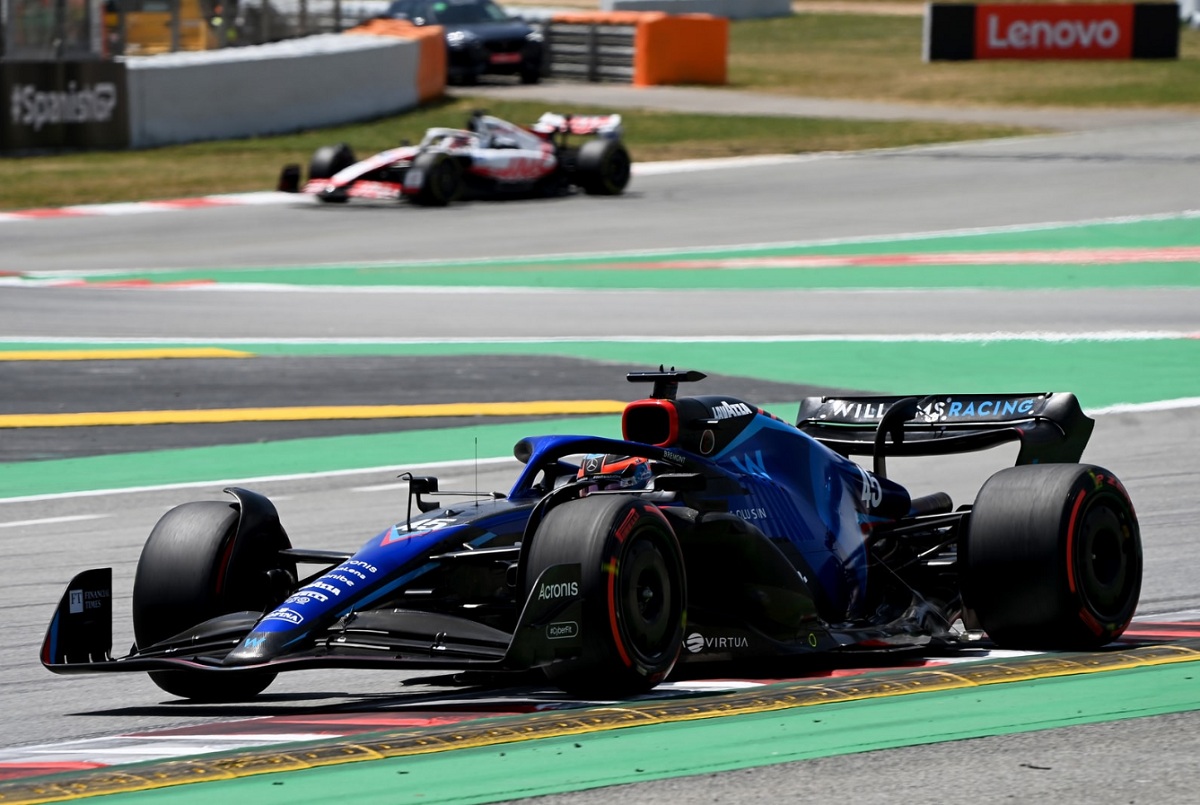 De Vries probó este año el Williams FW44 de Albon en la PL1 de España. (Mark Sutton)