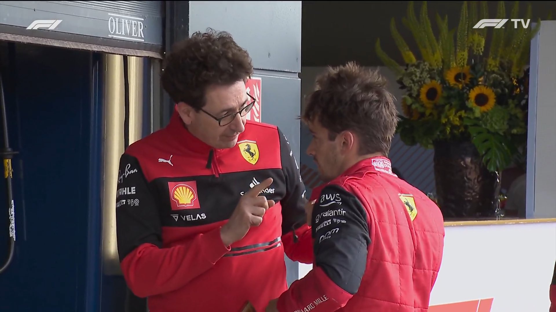 Leclerc frustrado con la estrategia de Ferrari, otra vez