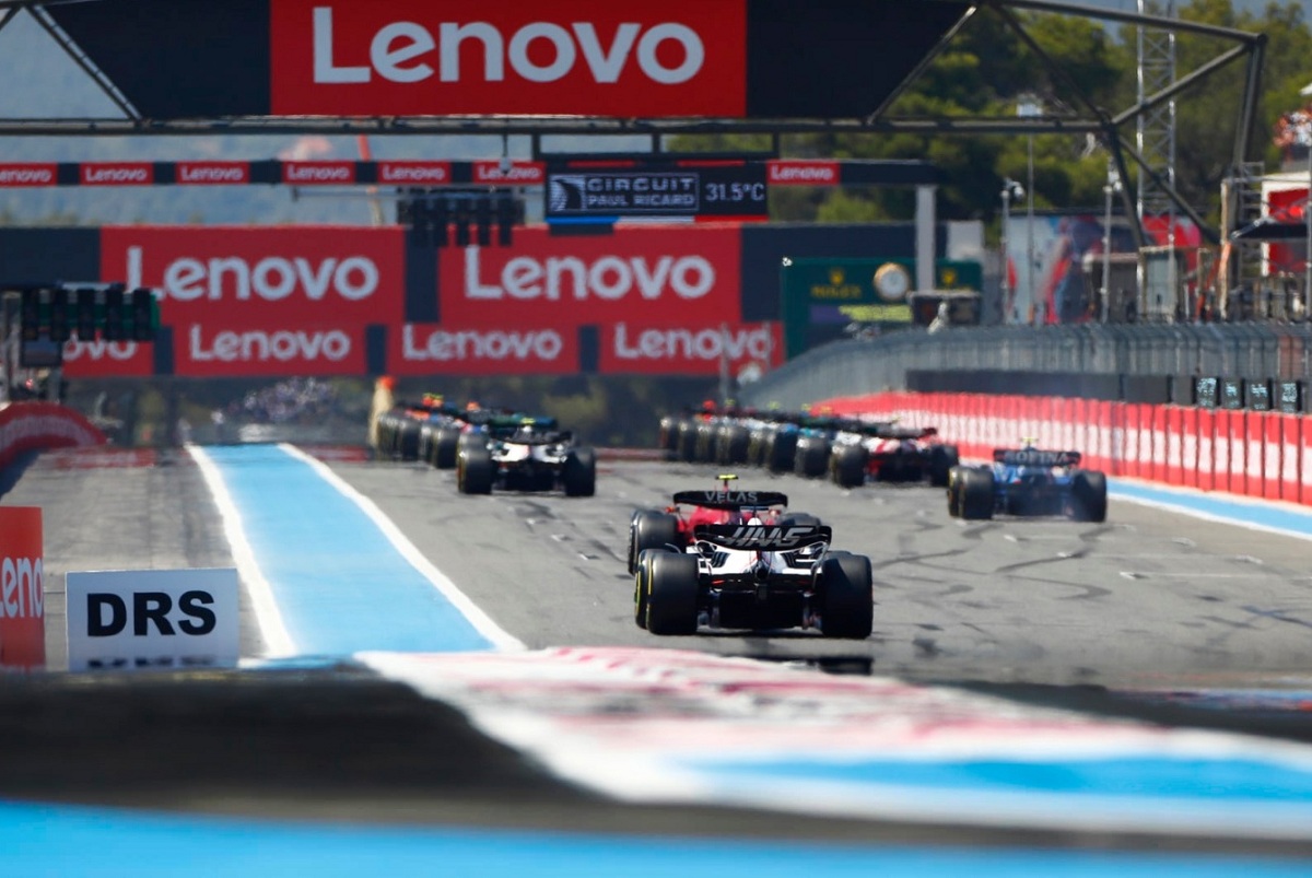 Sainz, penúltimo y por delante del Haas de Magnussen, arriba a la grilla de partida. (Alastair Staley)