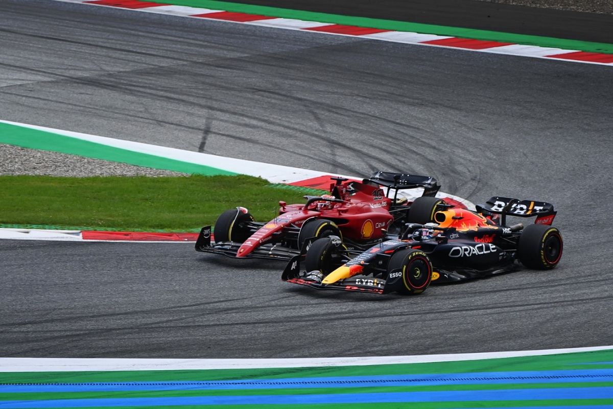 Leclerc rebasa en la Curva 3 a Verstappen, fue la segunda vez de tres adelantamientos en la carrera. (Mark Sutton)