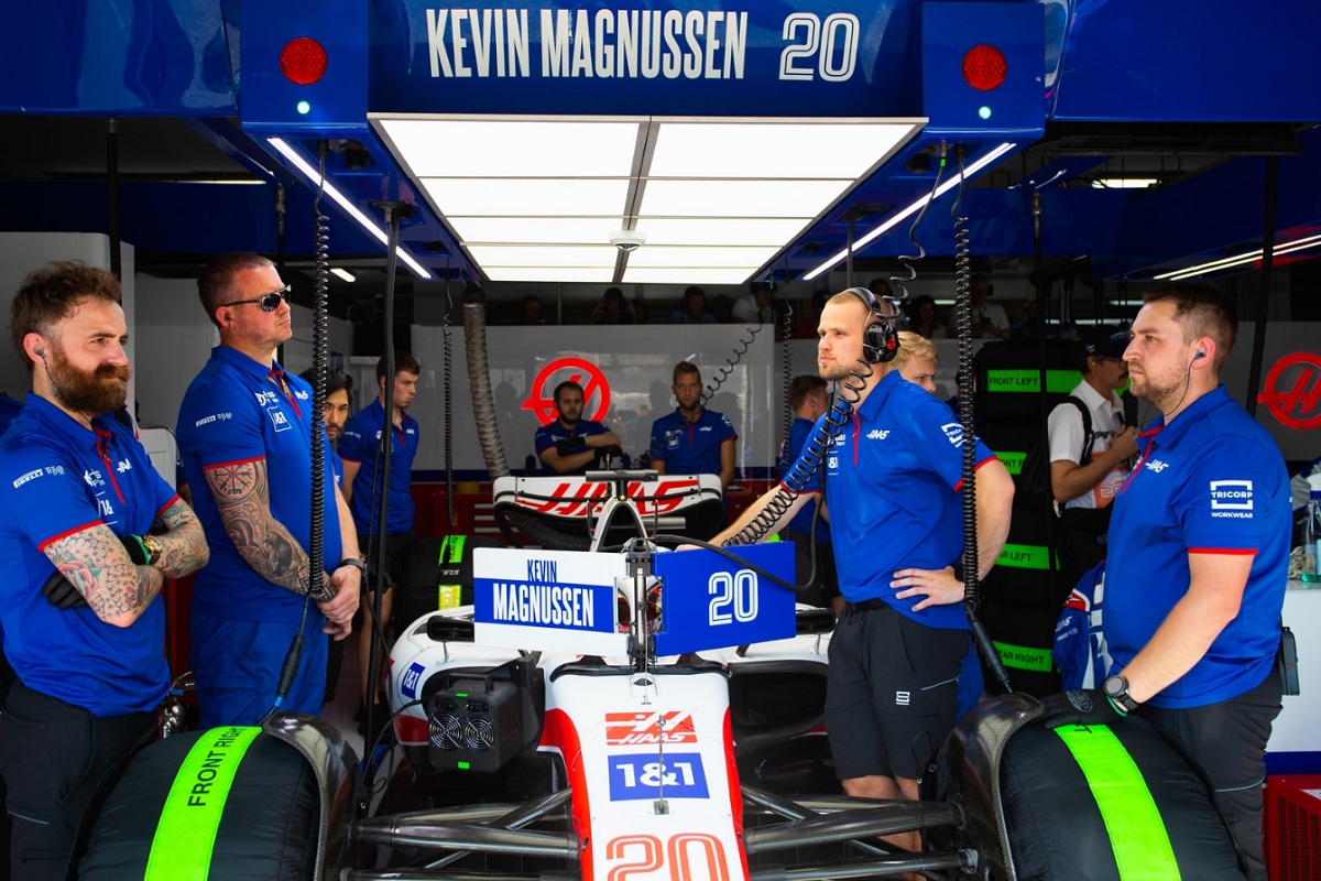 Magnussen en el box esperando para salir a pista. (Alastair Staley)