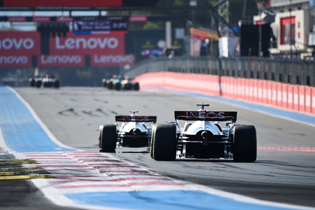 Hamilton delante de Russell en la recta principal de Paul Ricard. (Mark Sutton)