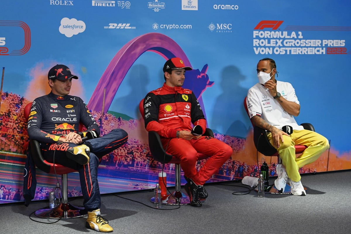 Verstappen, Leclerc y Hamilton durante la conferencia de prensa pos carrera, al mismo tiempo los comisarios citaron a los representantes de los equipos. (Mark Sutton)