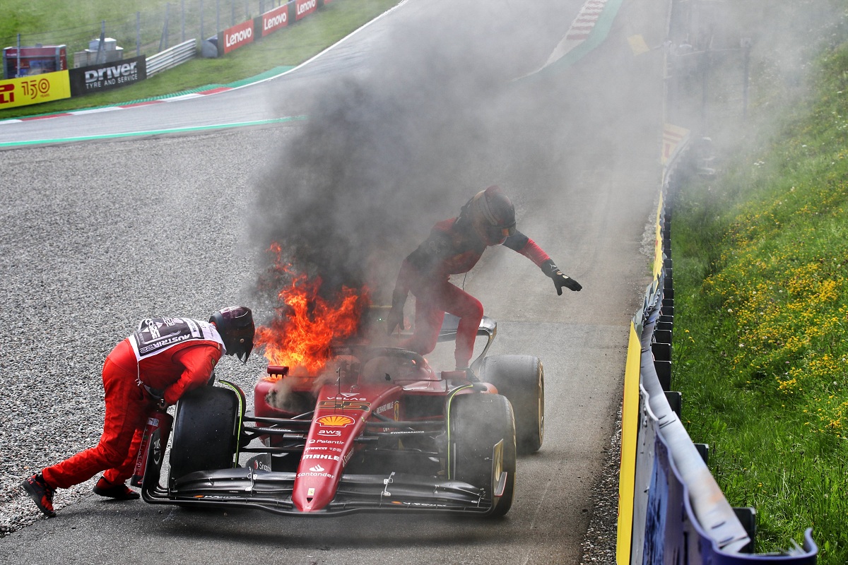 Llega un auxiliar para colocar un tope y detener el auto en llamas, Sainz escapa inmediatamente. (Coates / XPB Images)