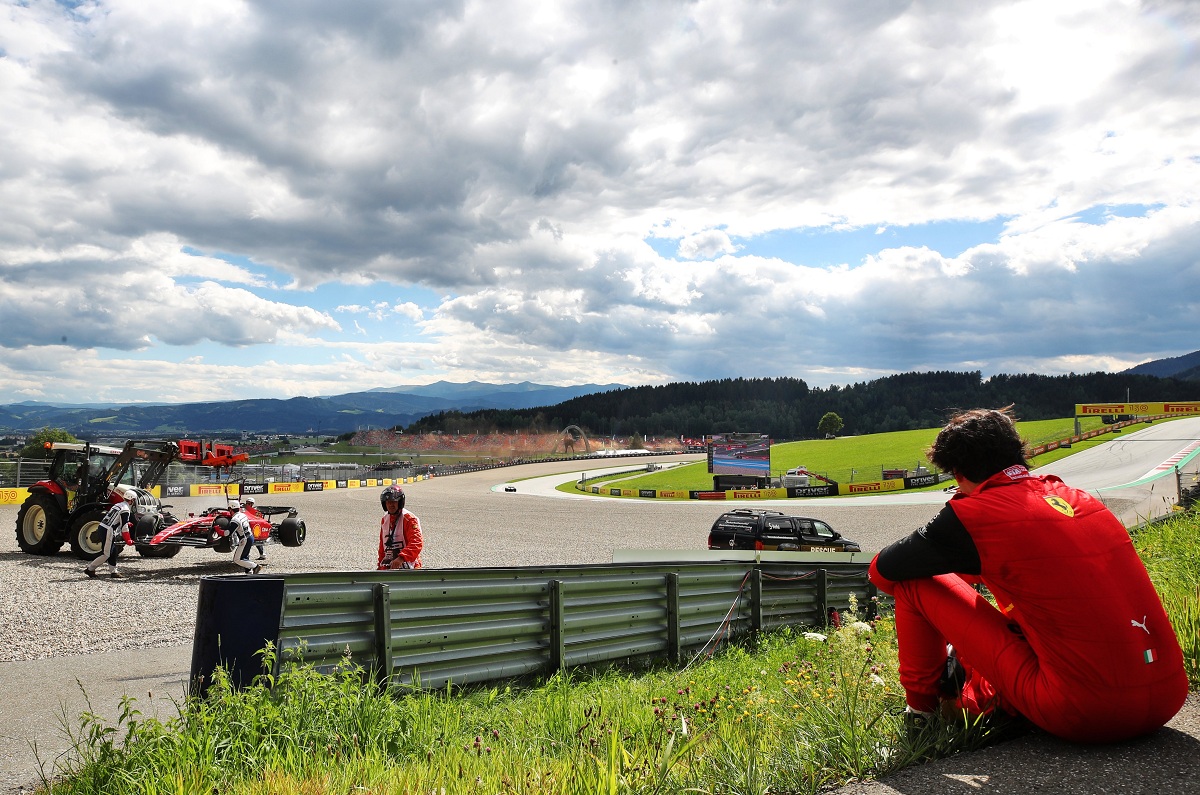 Sainz mira desolado como retiran su Ferrari. (Coates / XPB Images)