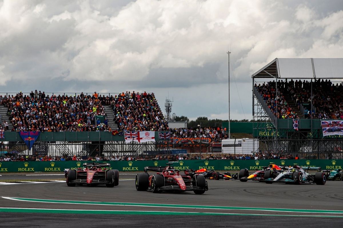 Leclerc liderando durante el Safety Car en Silverstone, Sainz lo sigue de cerca. (Archivo / Zak Mauger)