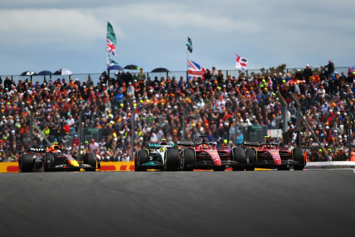 Sainz, con gomas blandas y frescas, supera con facilidad a Leclerc tras el relanzamiento a diez vueltas del final. (James Sutton) 